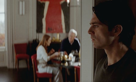 Sebastian Stan, Julianne Moore et John Lithgow dans Sharper