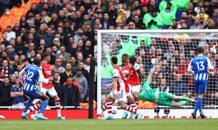 Enock Mwepu doubles Brighton's lead.