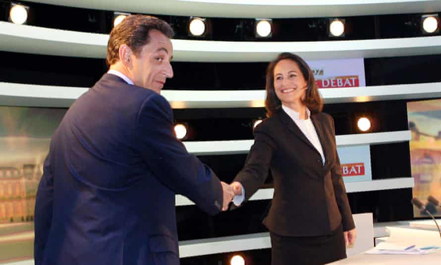 Nicolas Sarkozy serre la main de Ségolène Royal avant le début de leur débat télévisé en 2007.