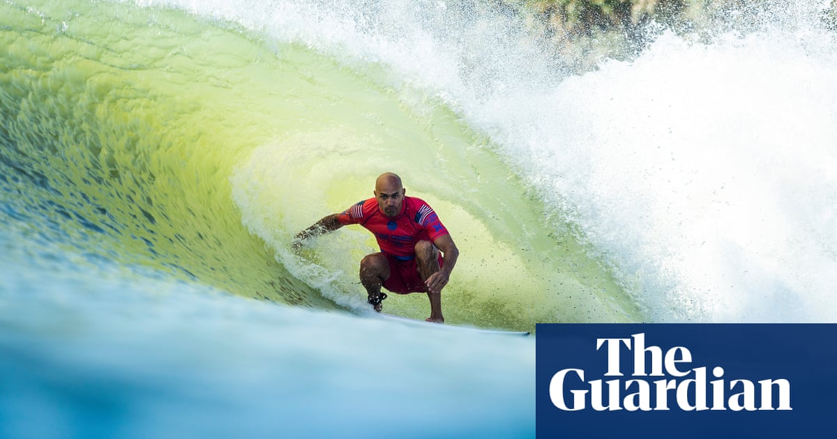 Kelly Slater to build largest man-made wave in California desert