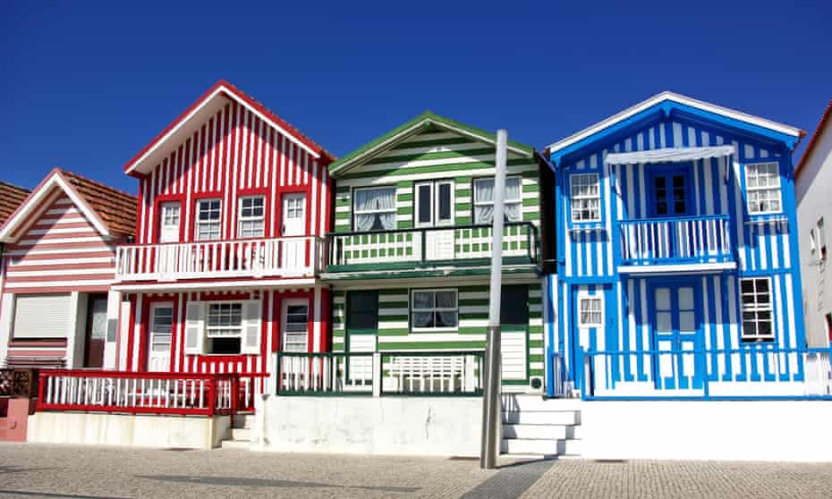 Gestreifte bonbonfarbene Schläuche in Aveiro, Portugal.