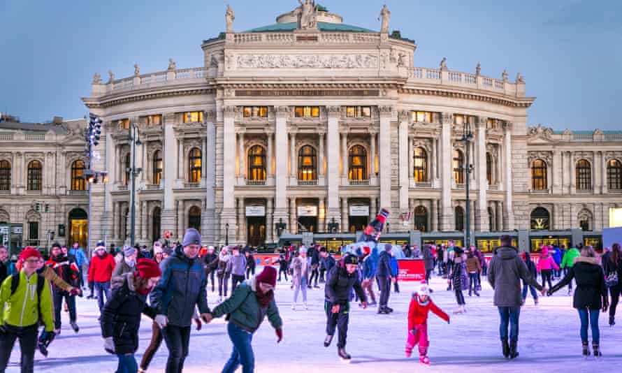 Crowd of people skating in front of Rathausplatza