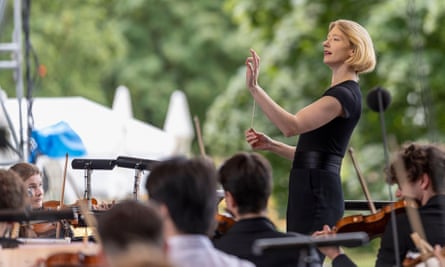 Joana Mallwitz dirigiert die Junge Staatsphilharmonie bei einem Open-Air-Familienkonzert im Nürnberger Luitpoldhain.