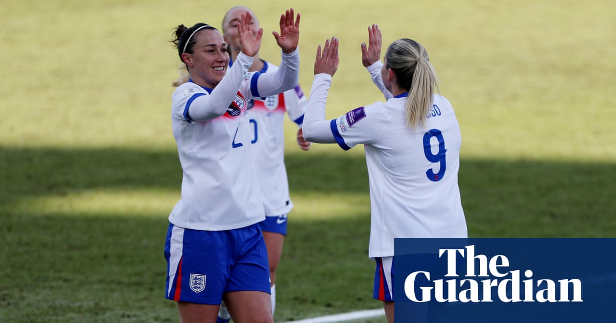 Inggris cukup melakukan sebagai Russo menutup kemenangan kualifikasi Piala Dunia Wanita atas Islandia