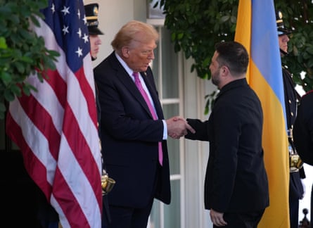 Donald Trump shtrëngon duart me presidentin ukrainas Volodymyr Zelenskyy jashtë Krahut Perëndimor të Shtëpisë së Bardhë