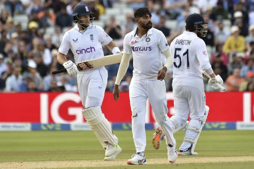 Joe Root and Jonny Bairstow have England dreaming of record run-chase | England v India 2021 2 Mohammad Siraj looks on as Joe Root (left) and Jonny Bairstow push the chase on.