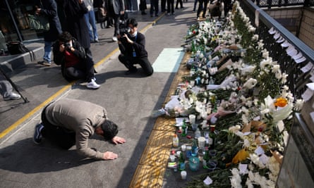 South Korea in mourning after the deadly crushing of the Itaewon crowd in Seoul | Love at first sight for the Seoul crowd 1 A man takes a deep bow while paying his respects near the site of a crush that occurred during Halloween festivities in Seoul