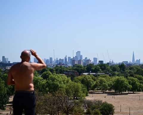 Një pamje e përgjithshme e horizontit të Londrës në Primrose Hill gjatë valës së të nxehtit në Londër.