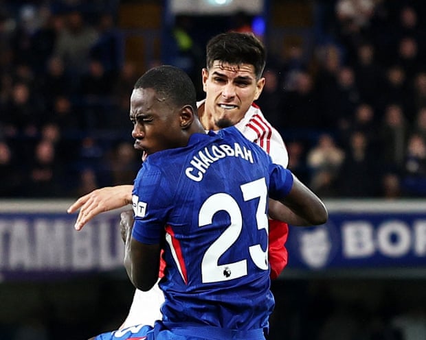 Maresca protesta mientras Hincapié, del Arsenal, se libra de la roja tras salir de Chalobah con un ojo morado Maresca protesta mientras Hincapié, del Arsenal, se libra de la roja tras salir de Chalobah con un ojo morado