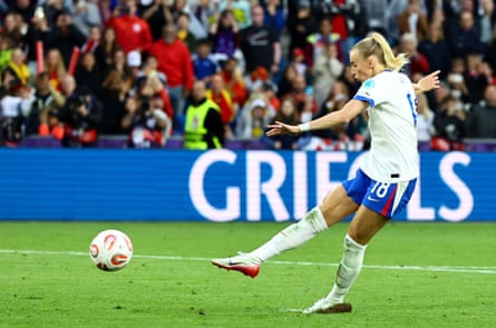 Chloe Kelly scores the winning penalty