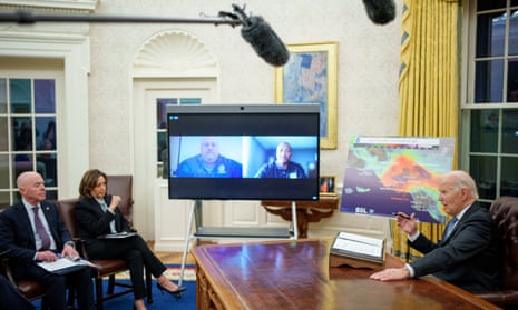 Biden urges Congress to ‘step up’ on California aid as LA warned of ‘explosive fire growth’ – live | California wildfires 1 People sit at White House