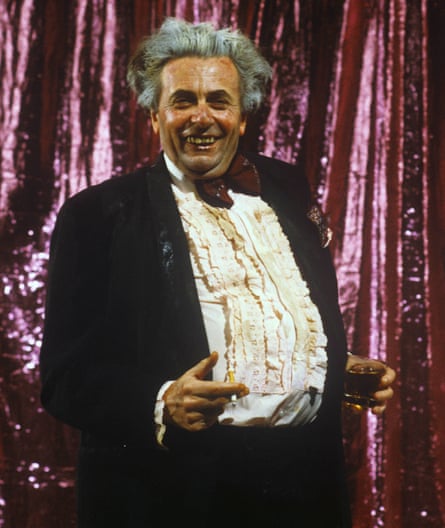 Humphries as cultural attaché Sir Les Patterson.