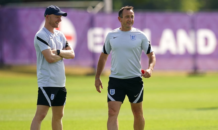 Arjan Veurink and Geraint Twose oversee a training session.