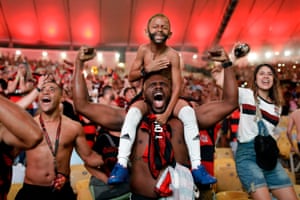 Los fanáticos del Flamengo aplauden un gol anotado por Gabriel Barbosa contra el River Plate de Argentina en la final de la Copa Libertadores, transmitido en una pantalla gigante en el estadio Macarena en Río de Janeiro.