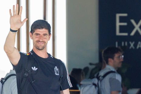 Ο Τιμπό Κουρτουά χειροκροτεί στους υποστηρικτές