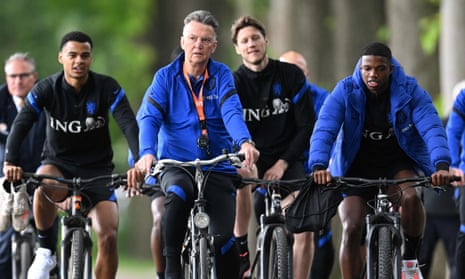 Big Wout gets into line alongside Cody Gakpo (left) and Tyrell Malacia (right) on Louis van Gaal’s big ride to the Premier League. 