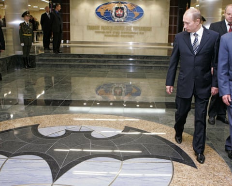 Presidenti rus Vladimir Putin gjatë një vizite në selinë e sapo ndërtuar të GRU-së në Moskë më 8 nëntor 2006.