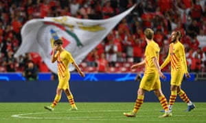 SL Benfica v FC Barcelona: Group E - UEFA Champions League<br>LISBON, PORTUGAL - SEPTEMBER 29: Gavi, Frenkie de Jong and Oscar Mingueza walk off the field dejected after the UEFA Champions League group E match between SL Benfica and FC Barcelona at Estadio da Luz on September 29, 2021 in Lisbon, Portugal. (Photo by David Ramos/Getty Images)