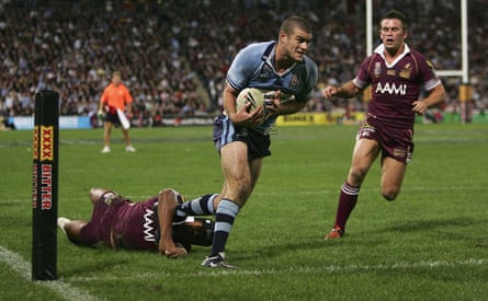 Matt King scores a try for the Blues during 2005 State of Origin series.