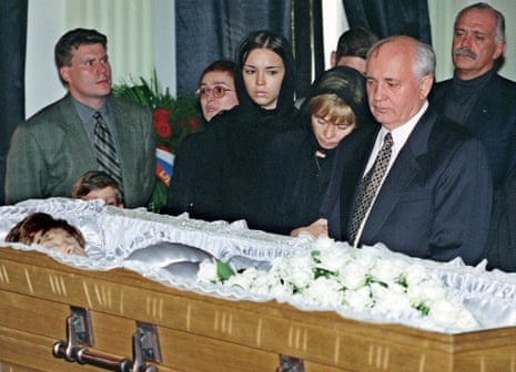 Former Soviet lader Mikhail Gorbachev stands with his daughter Irina and grand-daughter Krenia as they grieve at the coffin of Raisa Gorbachev at Russia's Culture Fund in Moscow.