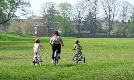Μια οικογένεια απολαμβάνει μια βόλτα με ποδήλατο στο Bishop's Fields, στο Χέρεφορντ.