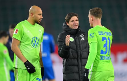 Oliver Glasner talks to his Wolfsburg players after a Bundesliga win in 2021
