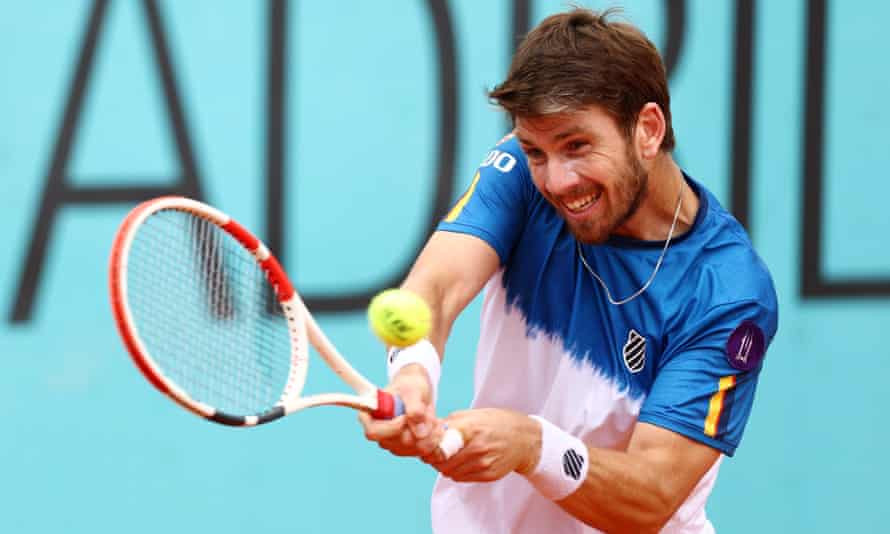 Cameron Norrie fra Storbritannia spiller en tohånds backhand under hans seier over John Isner i Madrid Open.