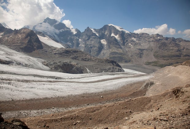 Les glaciers du Pers et du Morteratsch.  Une vaste bande de sable les sépare.