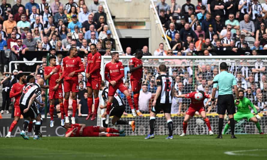 Milner Blockt Shelveys Freistoß.