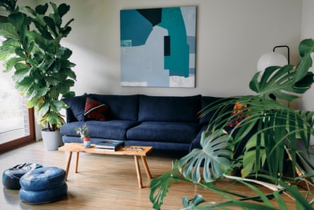 Jade Crusade, un tableau acheté par Brad Gordon Smith, trône sur le mur de son salon, entouré de plantes.