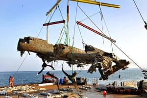 Dornier 17 is lifted from the Goodwin Sands