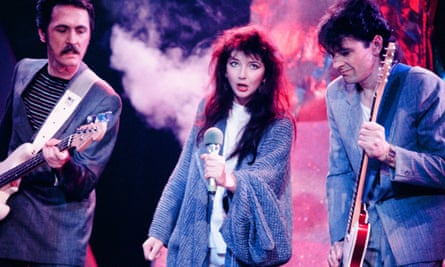 Kate Bush se produit en 1985.