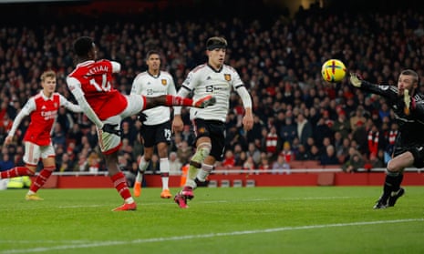 Eddie Nketiah guides the ball past David de Gea for Arsenal’s late winner against Manchester United.