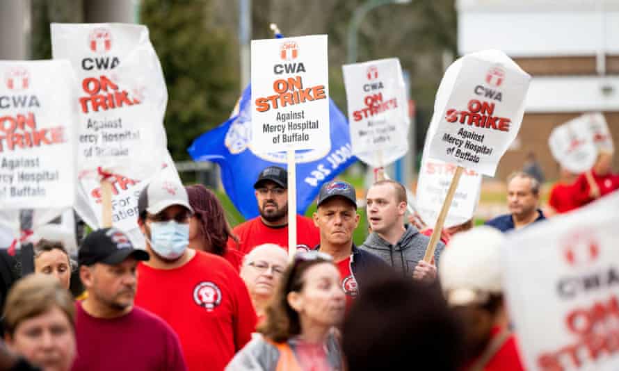 Pracownicy służby zdrowia biorą udział w strajku w szpitalu Mercy w Buffalo w stanie Nowy Jork, w tym miesiącu w proteście przeciwko warunkom pracy w szpitalach podczas epidemii.