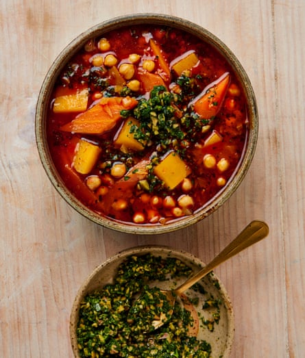 Zuppa di ceci carote e rucola di Yotam Ottolenghi con olive alle erbe.