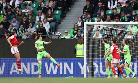 Rafael Sousa cabecea al segundo palo para marcar el primer gol del Arsenal ante el Wolfsburgo