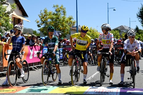 Ahead of stage five. Left to right: Kastelijn (winner of yesterday’s stage and most combative rider), Moolman Passio (green), Kopecky (yellow), Koster (polka-dot) and Cédrine Kerbaol (white).