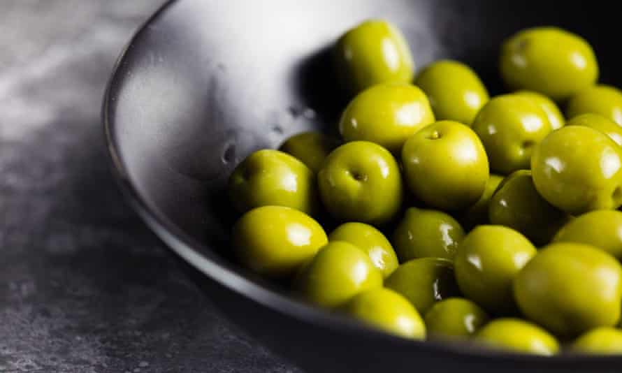 Aceitunas ... perfectas como parte de una base de pizza vegetariana.