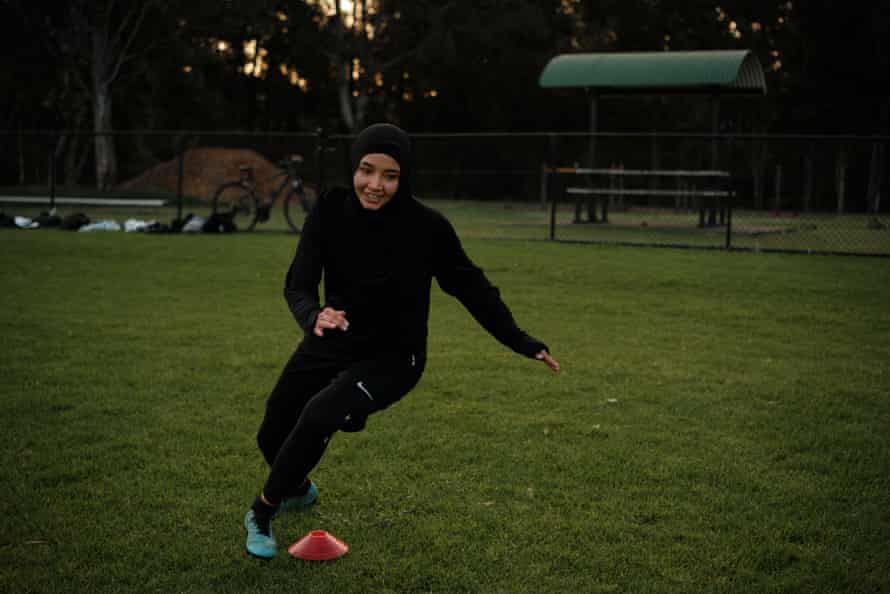 Nilofar Sadeqi exécute une perceuse.