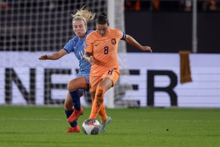 Lauren Hemp of England and Sherida Spitse of the Netherlands during the UEFA Women’s Nations League match.
