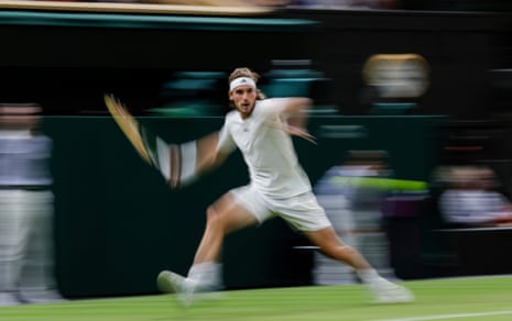 Stefanos Tsitsipas mengejar bola saat bertanding melawan Andy Murray di Centre Court