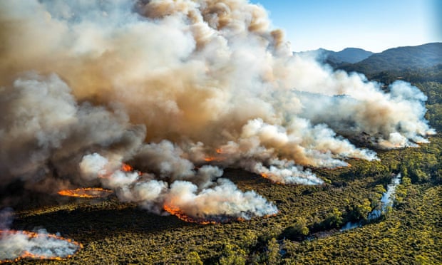 A large bushfire burns in Tasmania