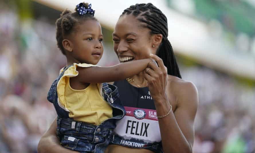 Allyson Felix เฉลิมฉลองหลังจากจบอันดับสองของเธอในการวิ่ง 400 เมตรหญิงในการแข่งขันกีฬาโอลิมปิกที่สหรัฐอเมริกาเมื่อวันอาทิตย์กับ Camryn ลูกสาววัย 2 ขวบของเธอ