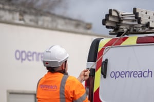 Seorang insinyur Openreach sedang memuat vannya. Anak perusahaan BT mempekerjakan lebih dari 5.000 insinyur untuk mempercepat peluncuran broadband serat penuh.