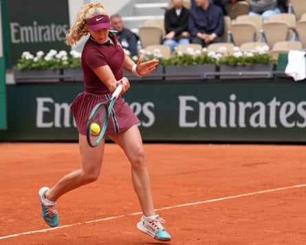 Mirra Andreeva returns to Cristina Bucșa during an impressive display on Court Suzanne-Lenglen.