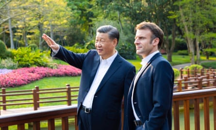 Le président français, Emmanuel Macron, avec son homologue chinois, Xi Jinping, à Guangzhou le 7 avril lors de la visite de Macron.
