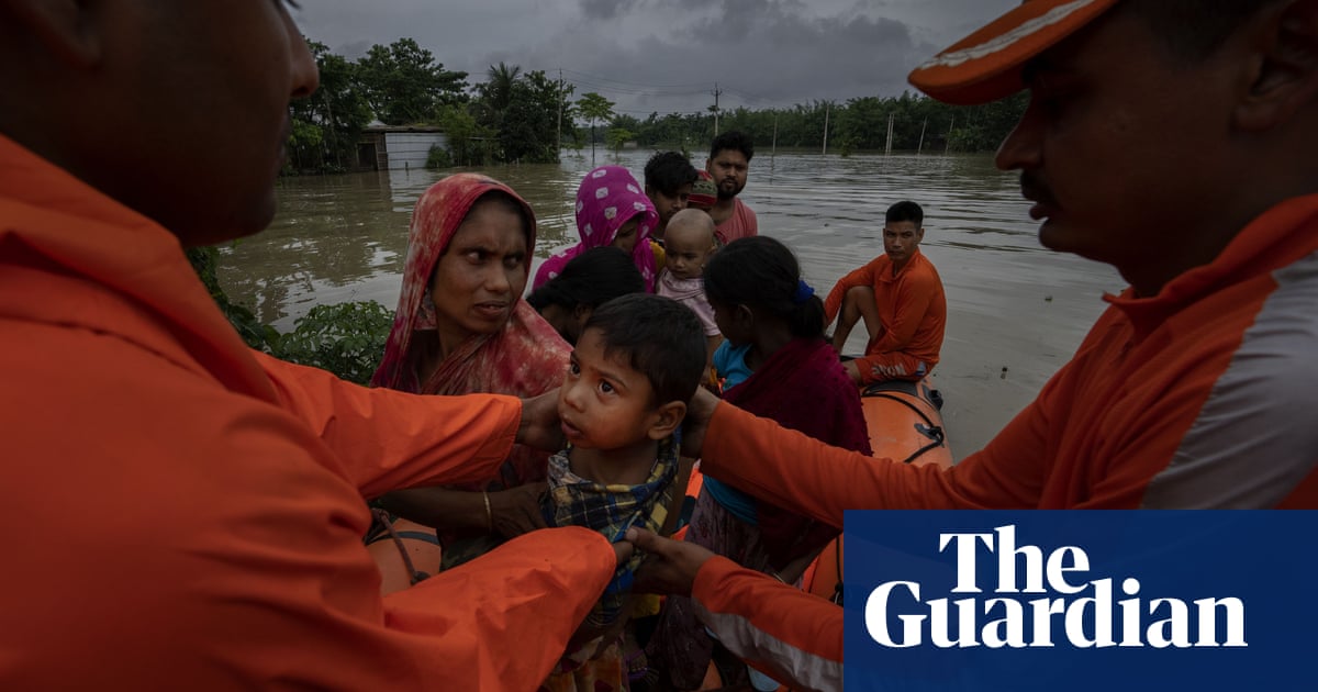 至少 25 dead and millions stranded as floods devastate India and Bangladesh