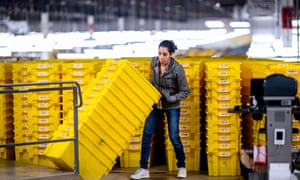 Um trabalhador de um centro de atendimento no centro de atendimento da Amazon, com 855.000 pés quadrados, em Staten Island.