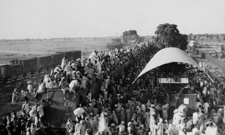 Muslim refugees near New Delhi attempting to flee India in September 1947.