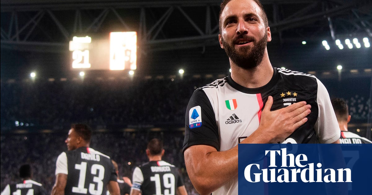Gonzalo Higuain Again The Defining Figure In Juventus Napoli
